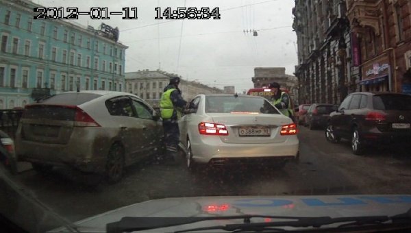 Человек, похожий на Павла Дурова, протащил инспектора ГИБДД и скрылся
